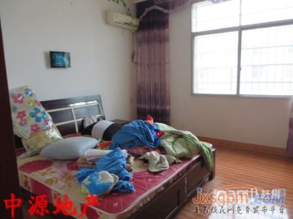 上高锦园小区，家具家电全配床三张，有地下室！