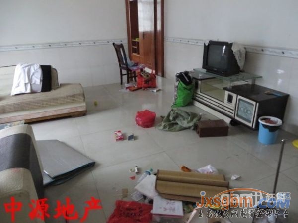 上高锦园小区，家具家电全配床三张，有地下室！