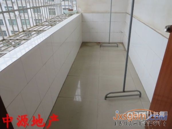 上高锦园小区，家具家电全配床三张，有地下室！