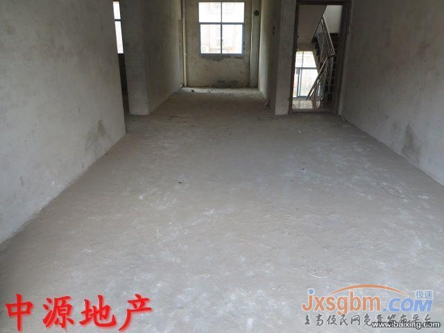上高御山华府5楼，毛坯三通，地面车库21平，可按揭