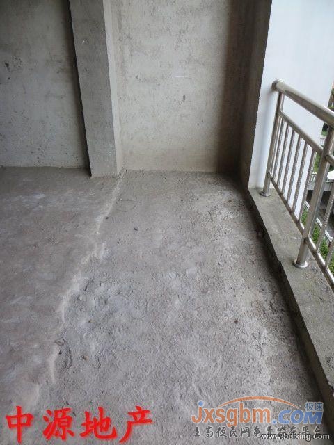 上高御山华府5楼，毛坯三通，地面车库21平，可按揭