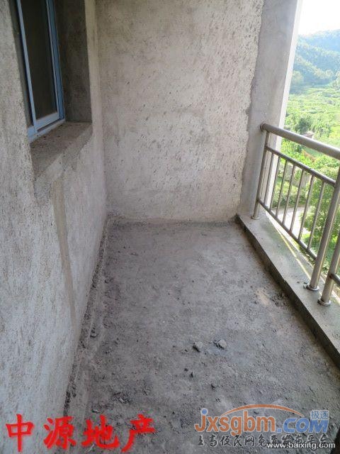 上高御山华府5楼，毛坯三通，地面车库21平，可按揭