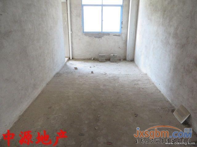 上高御山华府5楼，毛坯三通，地面车库21平，可按揭